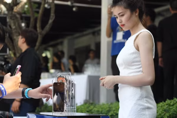 Đây là sản phẩm cao cấp hiếm hoi trong dòng Zenfone nên Asus đầu tư khá kỹ lượng trong khâu hoàn thiện sản phẩm.