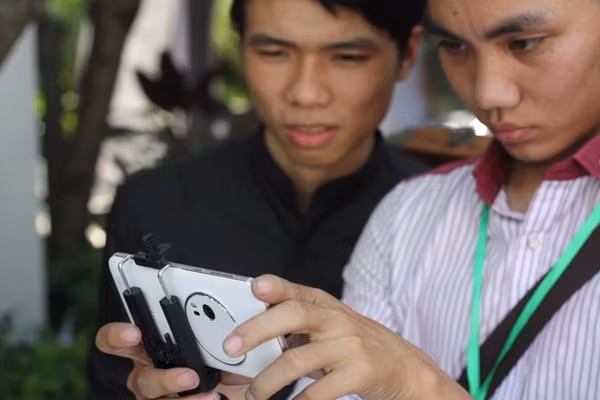 Rất dễ thấy cụm camera được thiết kế nổi bật phía sau.