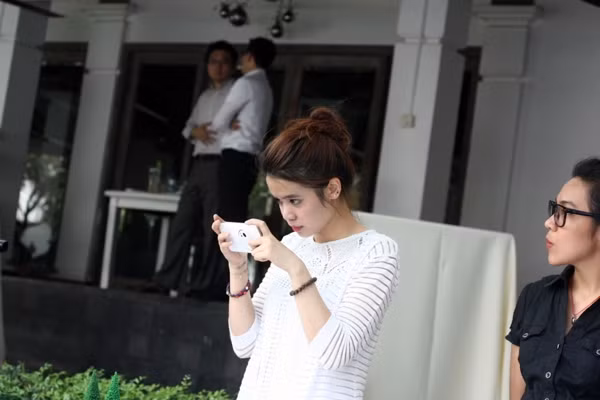 ... và màu trắng của máy có mặt sau được bọc da, rất thời trang. Tuy nhiên chiếc máy vẫn hơi dày và nặng, do phải "gánh" hệ thống ống kính zoom quang.