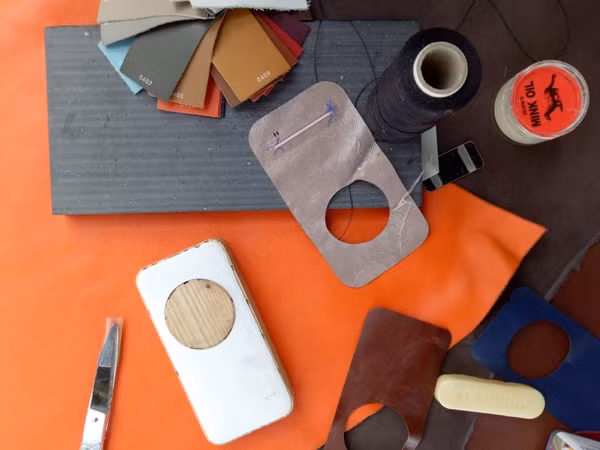 Các mẫu da cũng đã được thử nghiệm để gắn vào nắp Asus Zenfone Zoom trước khi mặt da màu trắng và đenđược chọn.