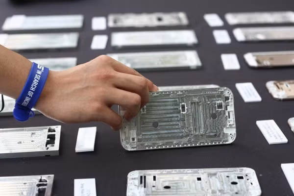 Khung nhôm nguyên khối được chế tạo công phu nhằm giữ cho Asus Zenfone Zoom cứng cáp hơn.