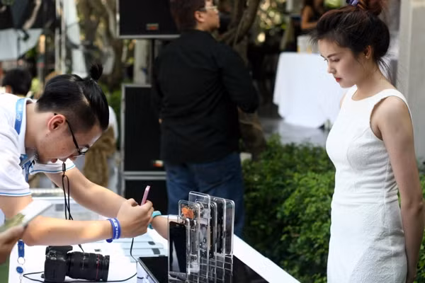 6 thành phần của Zenfone Zoom được tách ra từng phần để khách tham quan xem rõ.