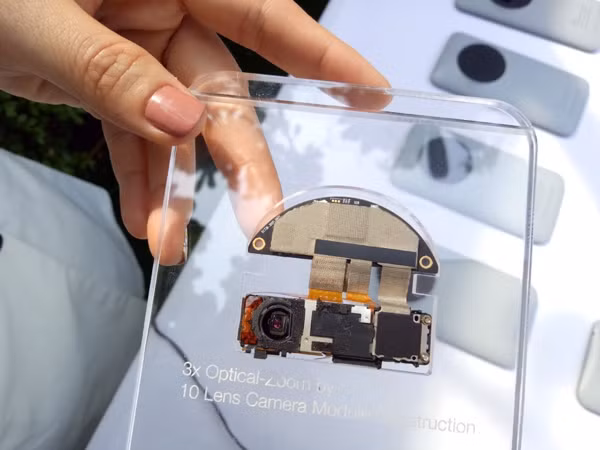 Asus Zenfone Zoom dùng vi xử lý 64 bit của Intel, Intel Atom 4 lõi Z3580 (2,3GHz), RAM 4GB, bộ nhớ trong tùy chọn 32, 64, 128GB (khe cắm thẻ tối đa 128GB). Hệ thống ống kính của Zenfone Zoom do hãng ống kính Hoya (Nhật Bản) hợp tác chế tạo, với 10 kính trong camera.