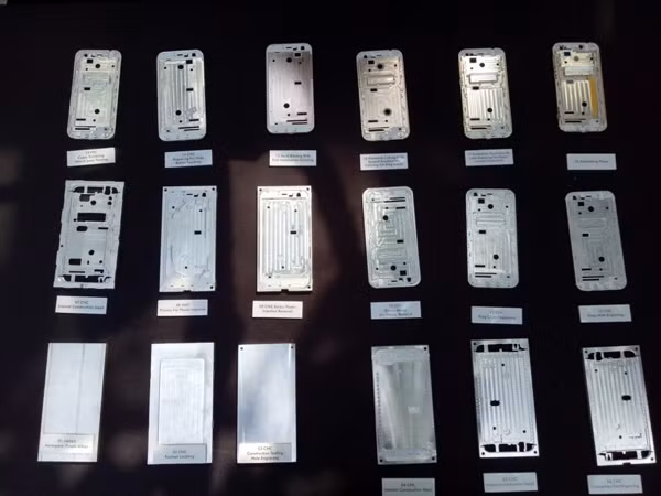 Khung máy được cắt từ một tấm kim loại nguyên khối (ở góc dưới bên trái màn hình), qua nhiều công đoạn để tạo khung máy cuối cùng (phía trên cùng bên phải).