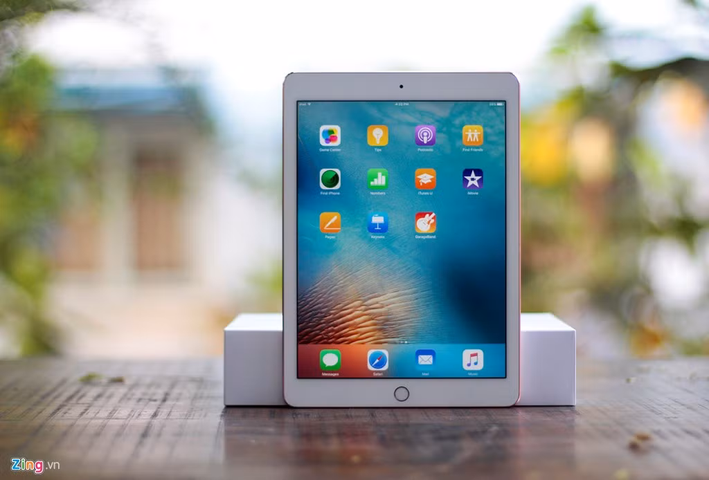 iPad Pro 9,7 inch dùng màn hình IPS, độ phân giải 2.048 x 1.536 pixel, thấp hơn độ phân giải 2.732 x 2.048 pixel trên bản tiền nhiệm 12,9 inch.