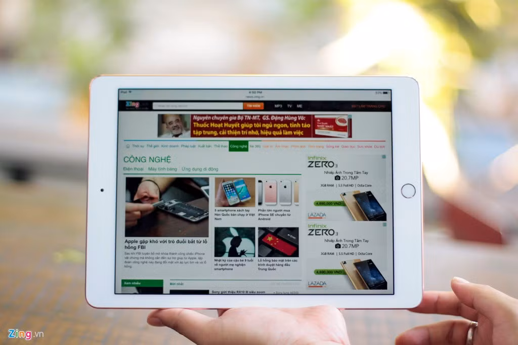 So với bản 12,9 inch, iPad Pro 9,7 trông gọn gàng hơn rất nhiều. Máy cho cảm giác cầm nắm rất nhẹ nhàng và thoải mái.