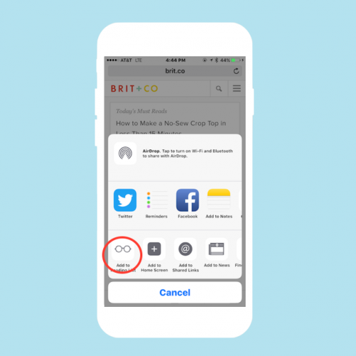  4. Biểu tượng chiếc kính của Steve Jobs. Khi đang duyêt web bằng trình duyệt mặc đinh Safari trên iPhone, nếu bạn muốn đưa một địa chỉ website vào danh sách đọc (reading list) thì bạn phải bấm vào biểu tượng một cặp kính (chức năng Add to reading list). Biểu tượng cặp kính này được thiết kế dựa trên nguyên mẫu cặp kính mà cố CEO Steve Jobs thường hay đeo. 