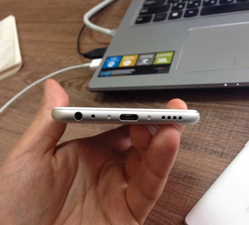 Meizu Pro 6 có khung vỏ hoàn toàn bằng kim loại cao cấp,các dải ăng ten được uốn cong theo thân máy, jack cắm tai nghe, cổng USB Type-C, bộ loa ngoài được đặt ở cạnh dưới.