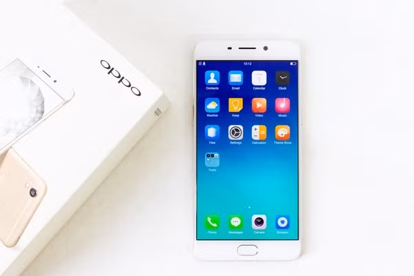 Về sức mạnh, Oppo F1 Plus được trang bị vi xử lý MediaTek Helio P10 với 8 nhân (gồm 4 nhân Cortex-A53 tốc độ 2GHz và 4 nhân Cortex-A53 tốc độ 1GHz), RAM tới 4GB, bộ nhớ trong 64GB và hỗ trợ thẻ nhớ microSD tối đa 128GB. Viên pin dung lượng 2850 mAh, hỗ trợ công nghệ sạc nhanh VOOC riêng của Oppo. Máy hỗ trợ 2 SIM nhưng khe SIM thứ 2 đóng luôn vai trò của khe thẻ nhớ microSD, tức nếu dùng thẻ microSD thì bạn chỉ dùng được 1 SIM.
