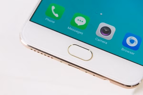 Màn hình của F1 Plus cũng được chú trọng với tầm nền AMOLED 5.5 inch độ phân giải Full HD cong 2.5D bảo vệ bởi kính cường lực Gorilla Glass 4 với phần viền siêu mảnh chỉ 1,66mm cùng độ mỏng đáng nể 6,6mm. Theo Oppo, nhờ những ưu điểm này, kích thước của F1 Plus chỉ tương đương một chiếc smartphone 5.2 inch.