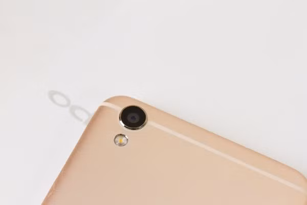 Bên cạnh đó, F1 Plus sẽ được cài sẵn phiên bản hệ điều hành Colors OS 3.0 dựa trên Android 5.1 với giao diện mới, đẹp, nhanh, ổn định hơn. Nhiều tính năng thú vị như: Chụp màn hình cuộn (dài 8 trang); Tự động dọn dẹp (sau 3 phút tắt màn hình là tự động dọn dẹp ứng dụng ngầm); Bảo vệ mắt; Sắp xếp ứng dụng (lắc); Tùy chỉnh notifications cho từng app.