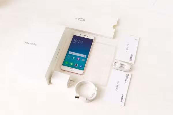 Ngoài thiết kế thân kim loại viền mỏng, điểm nhấn của điện thoại này là có camera trước độ phân giải lên đến 16MP sử dụng ống kính f/2.0 góc rộng 120 độ và tính năng dùng màn hình làm đèn flash trợ sáng. Trong khi đó, camera sau của máy có độ phân giải 13MP đi kèm thấu kính 5 lớp, bộ lọc thủy tinh xanh, khẩu độ f/2.2 với tốc độ lấy nét nhanh.