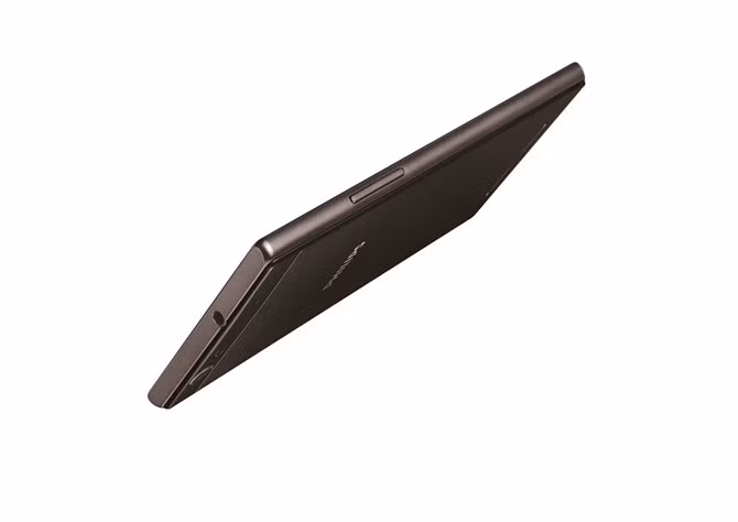 Philips V787 có màn hình IPS 5 inch độ phân giải Full HD, công nghệ hiển thị MiraVision. Bên trong sử dụng chip xử lý 8 nhân MediaTek MT6753, RAM 2GB, bộ nhớ trong 16GB (hỗ trợ thẻ nhớ ngoài), camera trước 5MP, camera sau 13MP, hỗ trợ 2 sim 2 sóng, chạy hệ điều hành Android 5.1 với giao diện Philips UI mới. Philips V787 lên kệ với giá 5,99 triệu đồng.