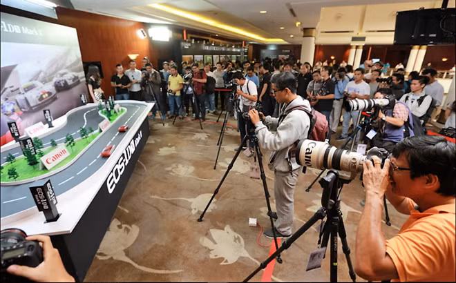 Sau khi ra mắt quốc tế, máy ảnh Canon EOS-1D X Mark II vừa được Canon giới thiệu tại Việt Nam trong một sự kiện ở TP HCM. Đây là mẫu DSLR cao cấp nhất của hãng hiện tại, kế nhiệm cho "huyền thoại" 1D X trước đó.