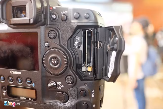 Máy có hai khe thẻ nhớ CF. Phía dưới màn hình chính có thêm một màn hình phụ để quản lý thông tin ảnh.