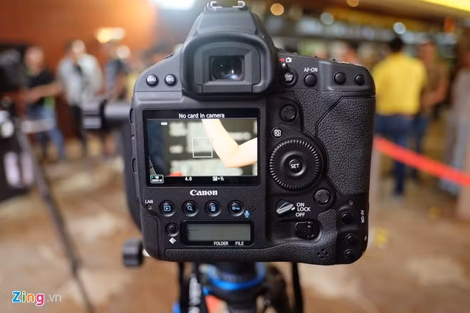 1D X Mark II dùng cảm biến CMOS full-frame độ phân giải 20,2 megapixel tích hợp hệ thốngDual Pixel AF, chip xử lý kép Digic 6+, hỗ trợ quay video 4K. Máy có tốc độ chụp lên đến 16 khung hình mỗi giây. Dải ISO từ 100 đến 51.200 và có thể mở rộng tối đa 409.600.