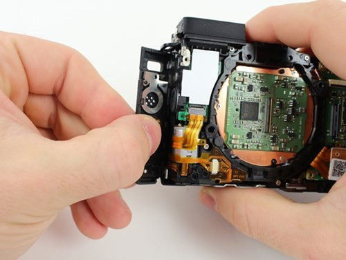 Tuy nhiên, PowerShot G1 X Mark II vẫn tồn tại vài khuyết điểm nhỏ như khả năng lấy nét tự động giảm đáng kể trong môi trường thiếu sáng, ống kính không hỗ trợ chỉnh nét thủ công khi ghi hình, thiết lập Wi-Fi gây khó khăn cho người dùng cuối và thời lượng pin cũng chưa thật tốt như mong đợi.