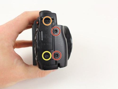 Ẩn sau thiết kế gọn nhẹ của chiếc máy ảnh này là cảm biến CMOS kích thước 1,5 inch hỗ trợ độ phân giải 12,8MP, bộ xử lý hình ảnh tốc độ cao Digic VI, flash cóc tích hợp, kết nối Wi-Fi, NFC.