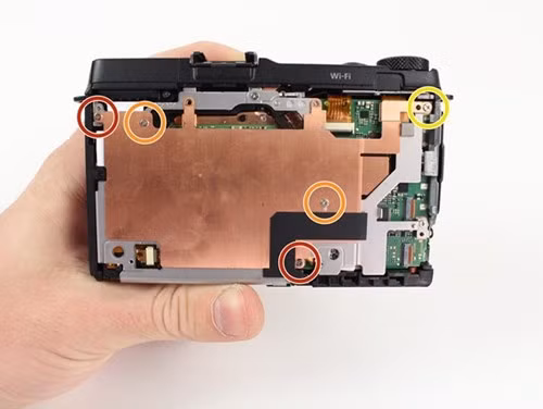 ...2 bánh xe tùy chỉnh chức năng, màn hình lật ngược 180 độ hỗ trợ cảm ứng, tốc độ chụp liên tục 5 khung hình/giây.