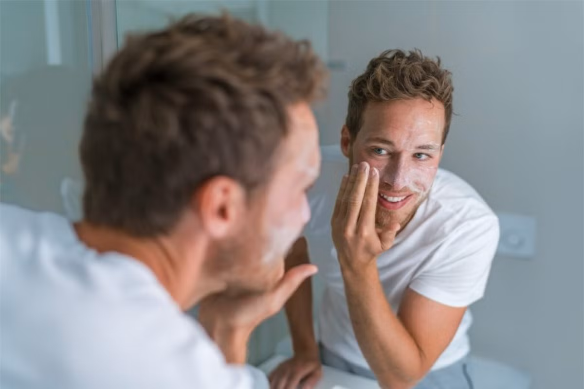 Tẩy da chết đều đặn: Tẩy da chết giúp đẩy mạnh tái tạo tế bào, làm thông thoáng lỗ chân lông, nhờ đó làn da của bạn sẽ sạch và sáng hơn.