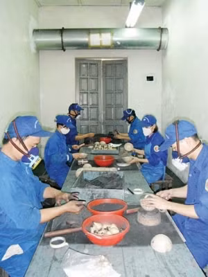 Công nhân đang hoàn thiện mẻ pháo hoa xuất sang Nhật Bản. Ảnh: Tiền Phong