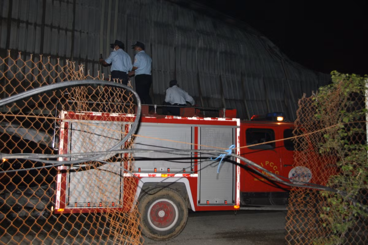 Nhận được tin báo, Sở Cảnh sát PCCC Bắc Ninh điều động12 xe cứu hỏa đến hiện trường để dập lửa.