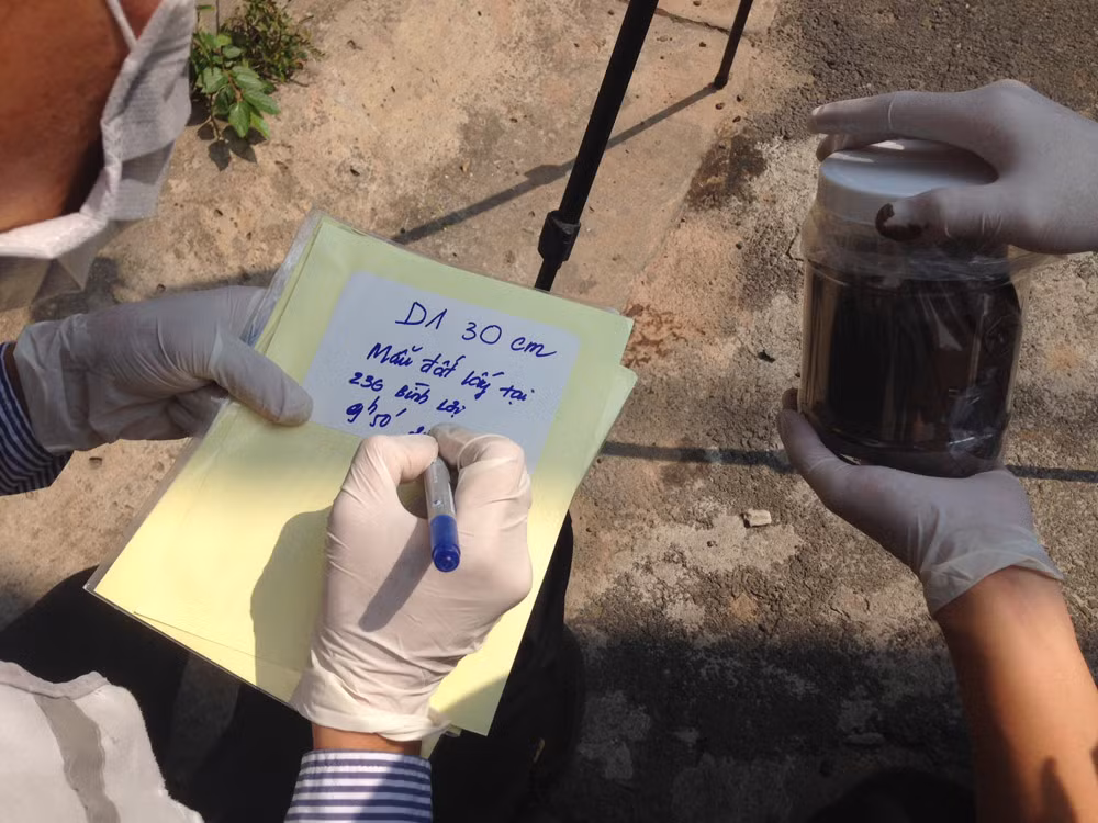 ... để lấy mẫu khí, đất, nước trước...