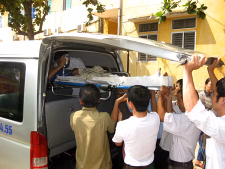 Khoảng 8h 30, xe cấp cứu đổ dồn về bệnh viện cùng rất nhiều nạn nhân...