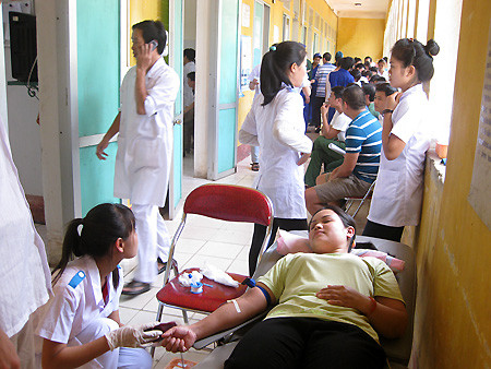 Nhiều bệnh nhân phải nằm ngay tại hành lang