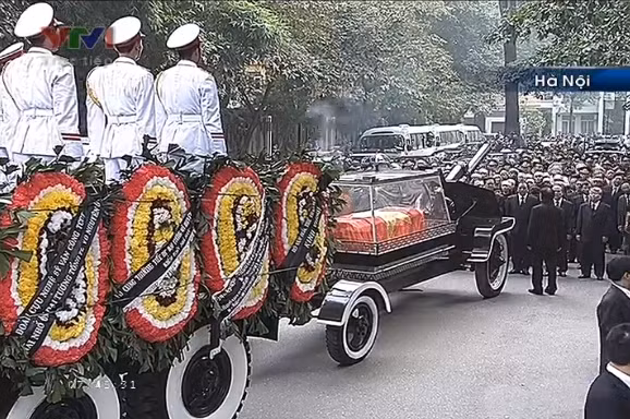 Đoàn xe rời nhà tang lễ đi lên sân bay Nội Bài