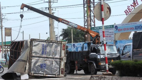 Tài xế kẹt trong cabin.