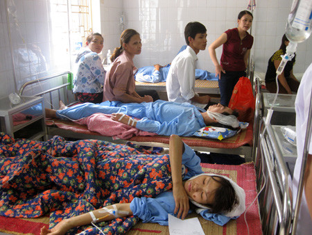 Nhiều người được chuyển tới bệnh viện thị xã Phú Thọ kịp thời