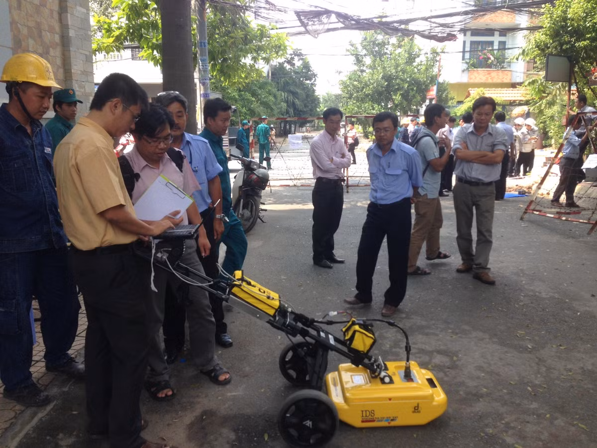 Máy siêu âm lòng đất (có thể siêu âm hơn 2m) khám nghiệm hiện trường...