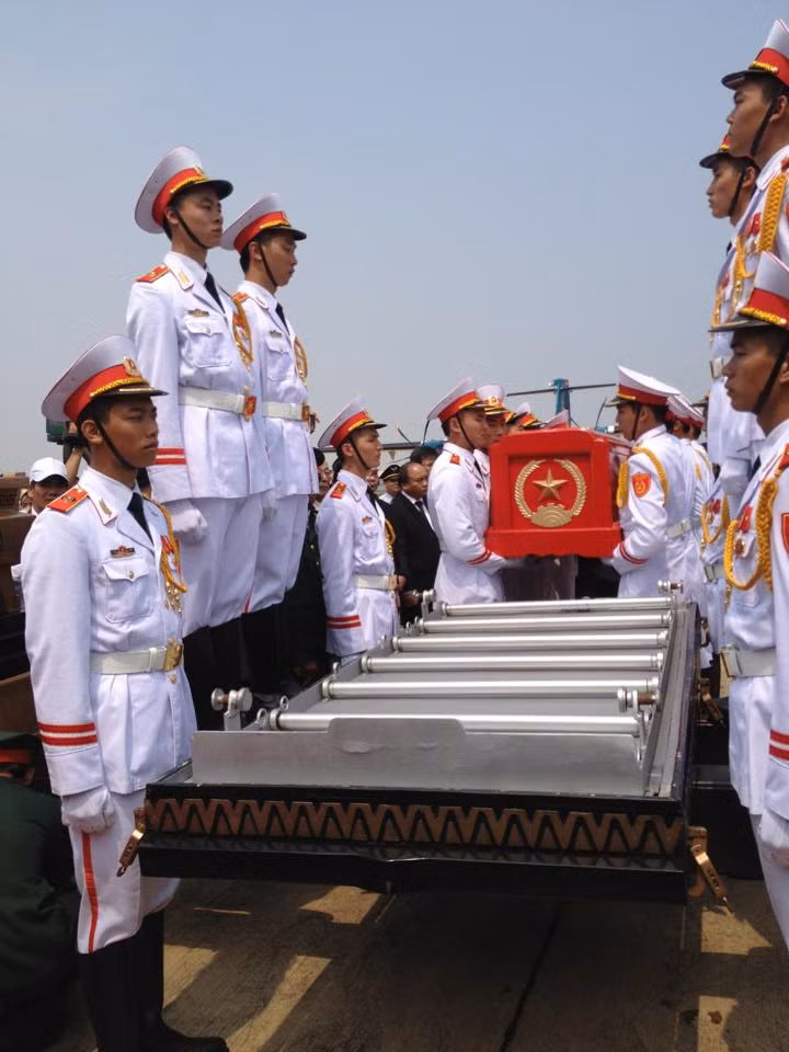 Linh cữu Đại tướng chuẩn bị lên linh xa