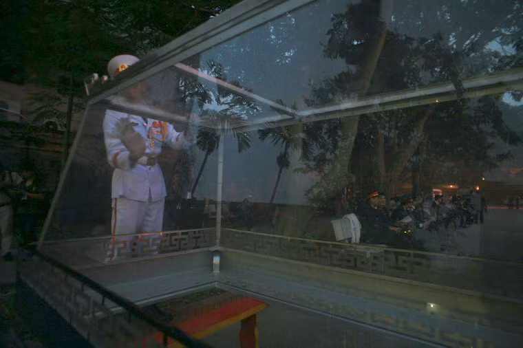 Tỉ mẩn lau sạch sẽ khung kính chụp linh cữu Đại tướng