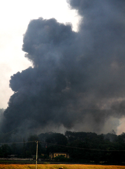 Khói đen bốc cao ngùn ngụt