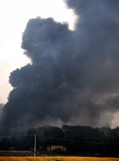 Khói đen bốc cao ngùn ngụt