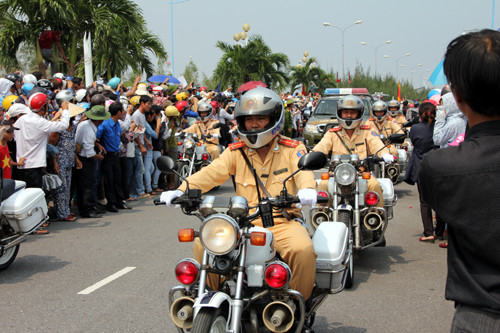 Theo ghi nhận của Kiến Thức, trật tự đoàn xe rước linh cữu Đại tướng rời sân bay Đồng Hới, như sau: Dẫn đầu là xe dẫn của Công an Quảng Bình, sau 100m đến xe chỉ huy, tiếp sau là xe pháo, linh xa, đoàn nghi lễ của Bộ Quốc phòng, sau nữa là xe của lãnh đạo Đảng, Nhà nước, rồi đến các ban ngành, tỉnh, bà con nhân dân.