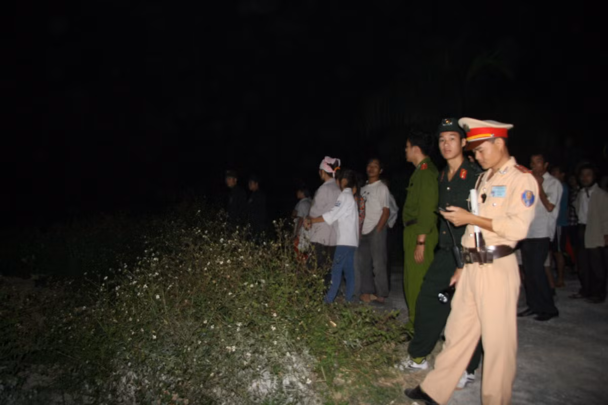 Hiện cơ quan chức năng và người dân tập trung đông quanh khu vực, đang tiến hành dập lửa, điều tra nguyên nhân vụ cháy.