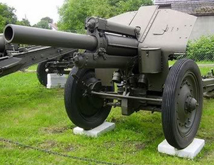 Lựu pháo 122mm nặng hơn 3 tấn, dài gần 6 m, rộng gần 2 m, cao hơn 1,8m