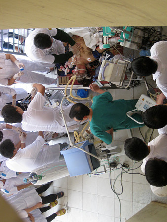 Y bác sĩ nỗ lực cứu chữa bệnh nhân. Nhiều bác sĩ viện 108, 103 vội vã từ Hà Nội lên Phú Thọ...