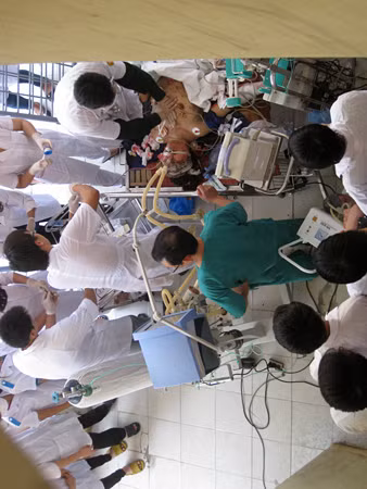 Y bác sĩ nỗ lực cứu chữa bệnh nhân. Nhiều bác sĩ viện 108, 103 vội vã từ Hà Nội lên Phú Thọ...