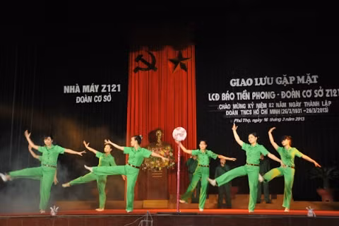 Nữ chiến sĩ nhà máy Z121 uyển chuyển trong màn tốp ca ca ngợi người lính nộ đội cụ Hồ. Ảnh: Nhà máy Z121