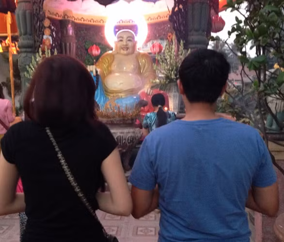 Chị Nguyễn Diệu H. và anh Trần Sĩ B. (cả 2 cùng quê ở một tỉnh miền Tây làm việc tại Sài Gòn) cho biết: "Hôm nay là rằm tháng Giêng lại đúng ngày lễ tình yêu nên cả 2 chúng tôi cùng đi Chùa thắp nhang lễ Phật cầu cho gia đạo bình an, công việc luôn may mắn và sớm nên duyên chồng vợ!'.