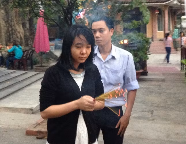 Đôi bạn trẻ này cũng chọn niềm vui lên chùa thắp nhang lễ Phật nhân ngày lễ của tình nhân.