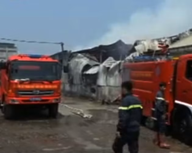 Nhiều lính cứu hỏa thuộc lực lượng chữa cháy Công an tỉnh Bình Dương và hàng chục lượt xe chuyên dùng tham gia chữa cháy nhà kho rộng hơn 1.000 m2 ở TX Dĩ An, tỉnh Bình Dương.