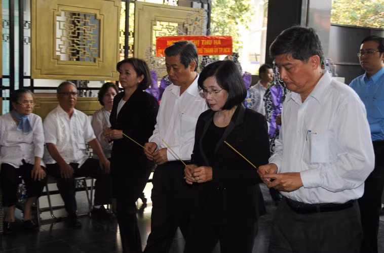 Đoàn Lãnh đạo Thành ủy, HĐND, UBND...TP HCM đến viếng nhà văn Nguyễn Quang Sáng từ sớm.