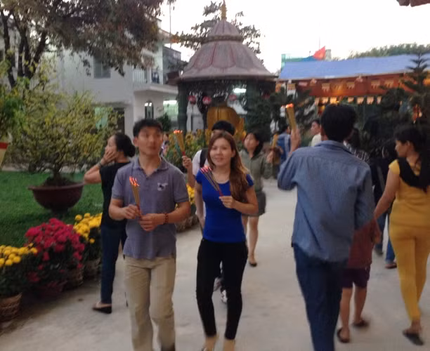 Nét rạng rỡ, hạnh phúc khi được đi bên nhau đến chùa lạy Phật.