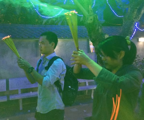 "Chúng tôi cầu nguyện cho song thân, gia đình luôn mạnh khỏe. Việc học hành, thi cử của cả 2 luôn thuận lợi và sớm có được công việc làm ổn định", đôi bạn trẻ này chia sẻ.