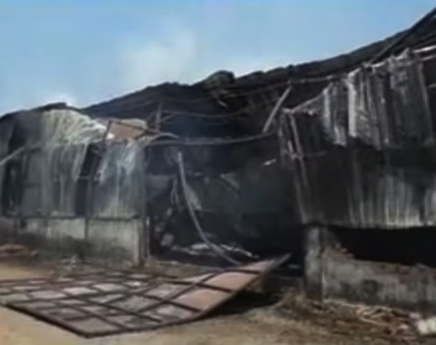 Toàn bộ nhà kho rộng hàng ngàn mét vuông cùng tài sản, nguyên liệu...bị thiêu rụi.
